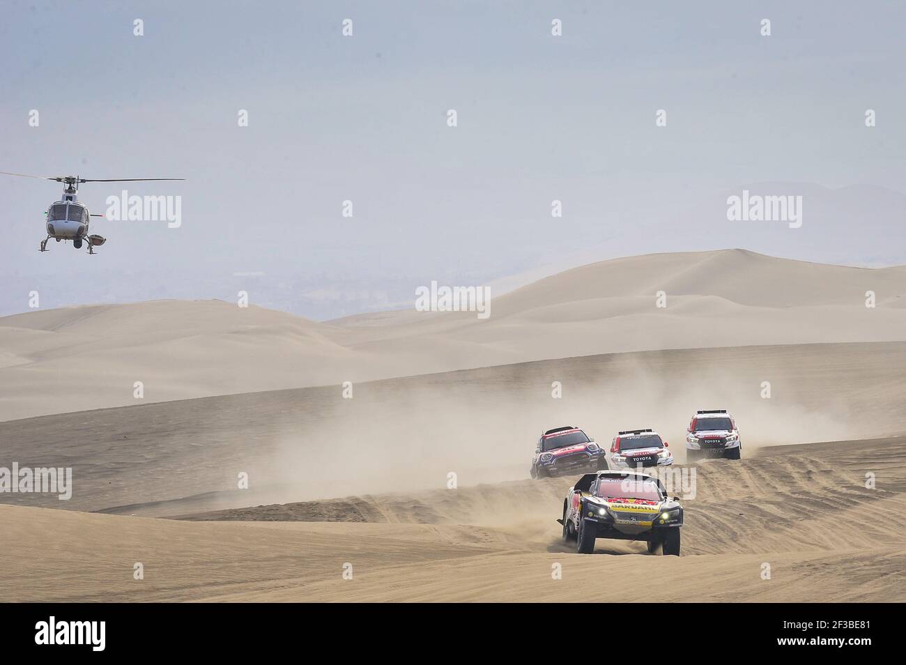 306 Loeb Sebastien (fra), ELENA Daniel (mco), Peugeot DKR 3008, PH-Sport, Gruppo T1, Classe 2, Auto, 303 PRZYGONSKI Jakub (pol), COLSOUL Tom (bel), Mini, Orlen X-RAID Team, Gruppo T1, Classe 2, Auto, 301 al-ATTIYAH Nasser (qat), BAUMEL Matthieu (fra), Toyota, Toyota Gazoo Racing, Gruppo T1, Classe 1, Auto, 302 DE VILLIERS Giniel (rsa), VON ZITZEWITZ Dirk (ger), Toyota, Toyota Gazoo Racing, Gruppo T1, Classe 1, Auto, azione durante la Dakar 2019, fase 9, Pisco - Pisco, perù, il 16 gennaio - Foto DPPI Foto Stock