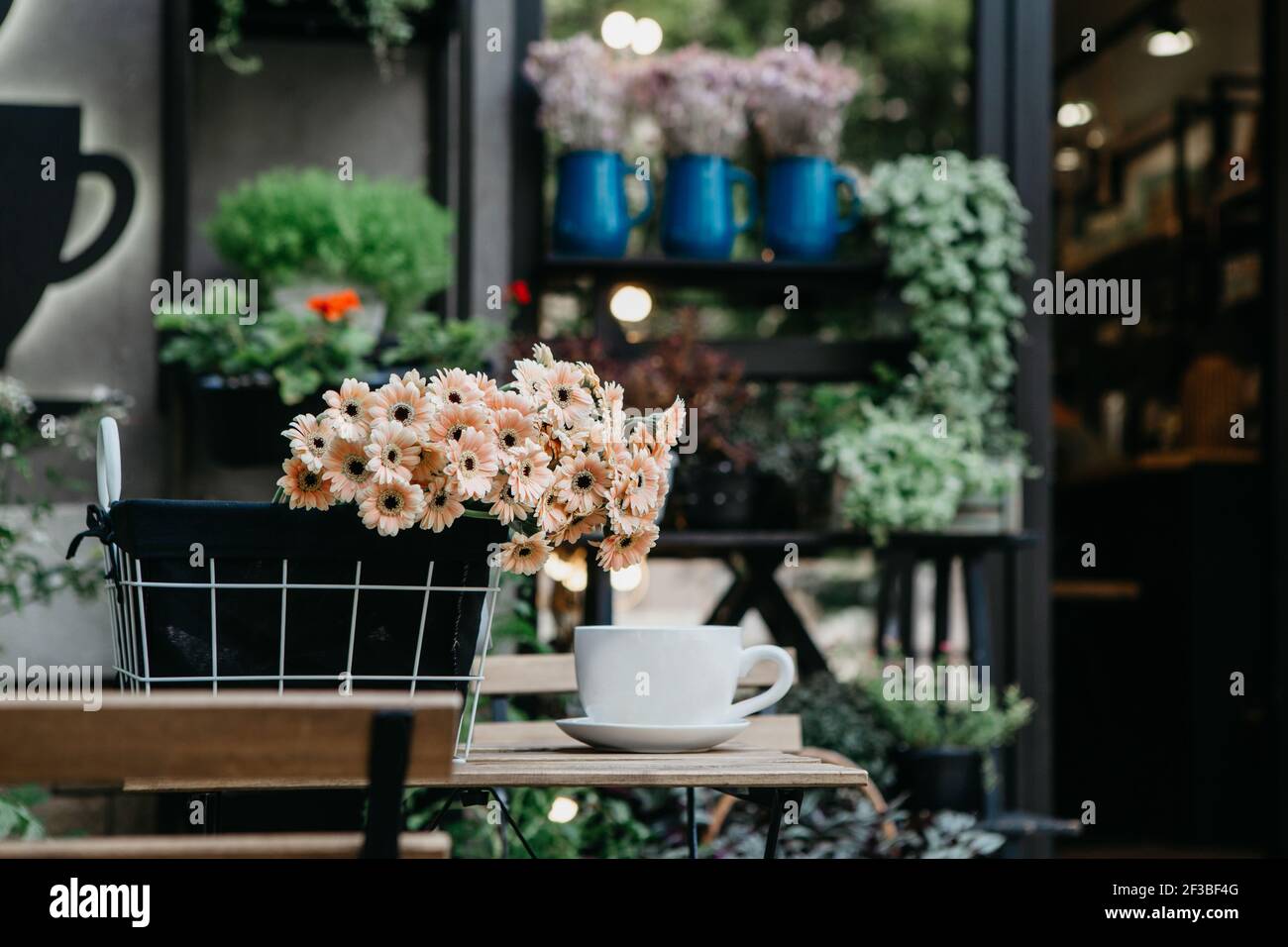Piccolo negozio di fiori nel centro della città con belle esterni display Foto Stock