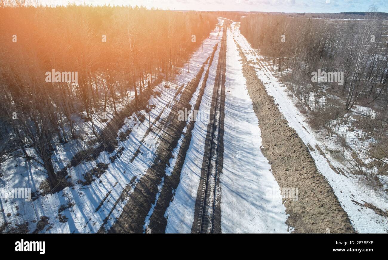 Percorso ferroviario in inverno paesaggio aereo drone vista su soleggiato giorno Foto Stock
