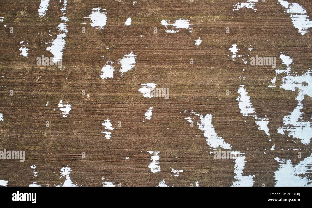 Superficie di terra marrone e punto di neve antenna sopra vista sul drone Foto Stock Superficie di terra marrone e punto di neve antenna sopra vista sul drone Foto Stock