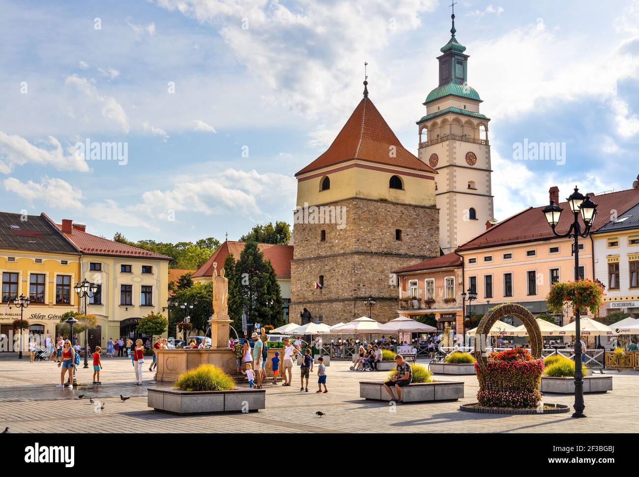 Zywiec, Polonia - 30 agosto 2020: Vista panoramica della piazza del mercato con storico campanile in pietra e Cattedrale della Natività della Beata Vergine Maria in S. Foto Stock