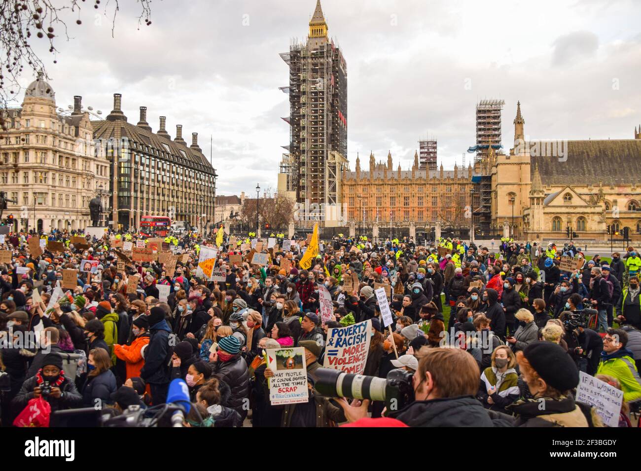 I manifestanti che hanno denunciato queste strade protestano in Piazza del Parlamento. Le folle si sono riunite a Londra per protestare contro la pesante risposta della polizia alla veglia di Sarah Everard, nonché contro la nuova polizia, il crimine, la condanna e i tribunali di Bill, che avrebbe dato alla polizia nuovi poteri per affrontare le proteste. Londra, Regno Unito 15 marzo 2021. Foto Stock