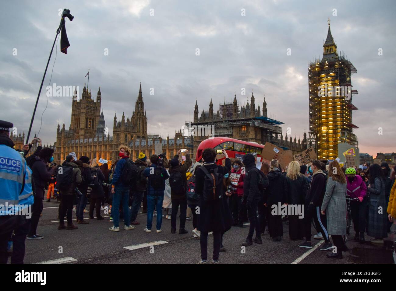 I dimostranti bloccano Westminster Bridge alla protesta di queste strade. Le folle si sono riunite a Londra per protestare contro la pesante risposta della polizia alla veglia di Sarah Everard, nonché contro la nuova polizia, il crimine, la condanna e i tribunali di Bill, che avrebbe dato alla polizia nuovi poteri per affrontare le proteste. Londra, Regno Unito 15 marzo 2021. Foto Stock