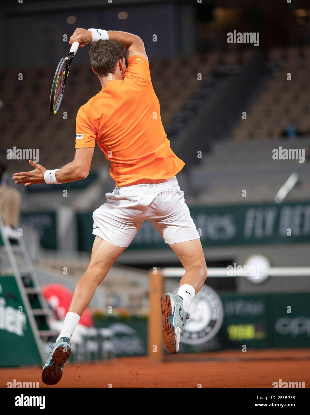 Il tennista spagnolo Pablo Carreno Busta ha suonato un tiro in prima mano durante il French Open 2020, Parigi, Francia, Europa. Foto Stock