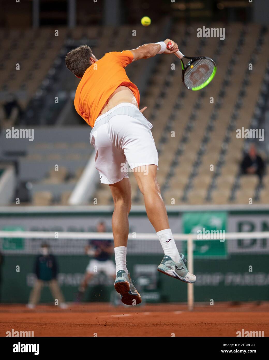 Il tennista spagnolo Pablo Carreno Busta ha giocato un servizio durante il French Open 2020, Parigi, Francia, Europa. Foto Stock