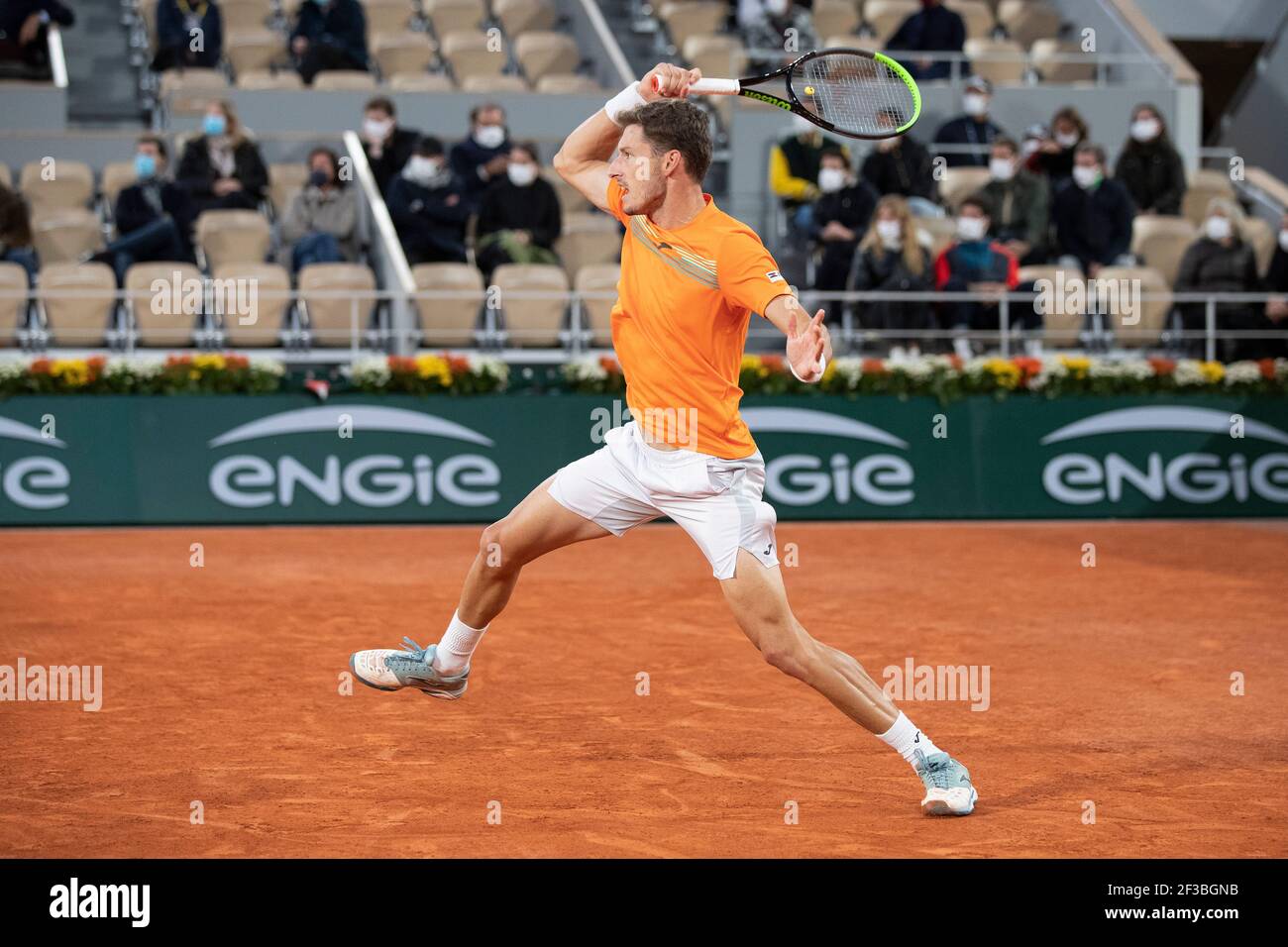 Il tennista spagnolo Pablo Carreno Busta ha suonato un tiro in prima mano durante il French Open 2020, Parigi, Francia, Europa. Foto Stock