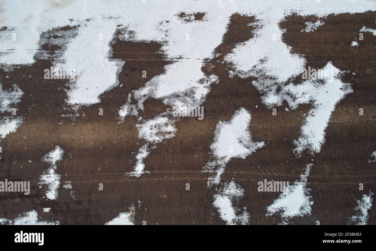 Terra coperta con antenna neve sopra la vista dall'alto del drone. Altra superficie del pianeta Foto Stock