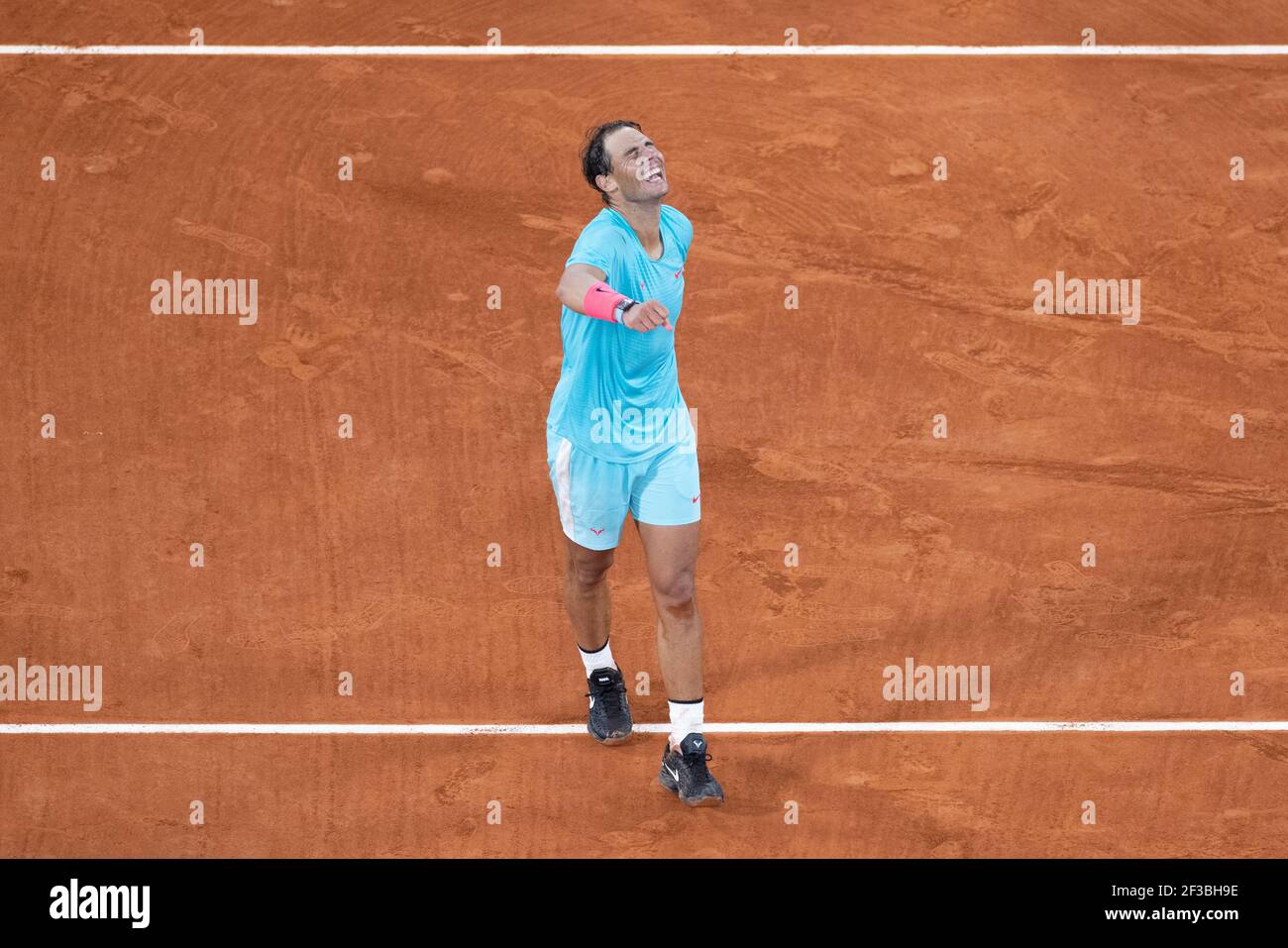 Il tennista spagnolo Rafael Nadal festeggia il suo 13° campionato, torneo francese Open 2020, Parigi, Francia. Foto Stock