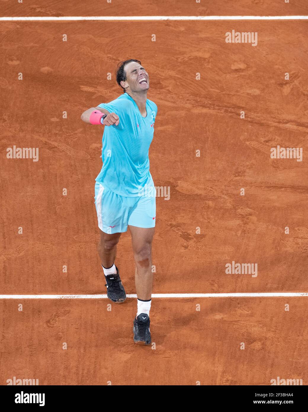 Il tennista spagnolo Rafael Nadal festeggia il suo 13° campionato, torneo francese Open 2020, Parigi, Francia. Foto Stock