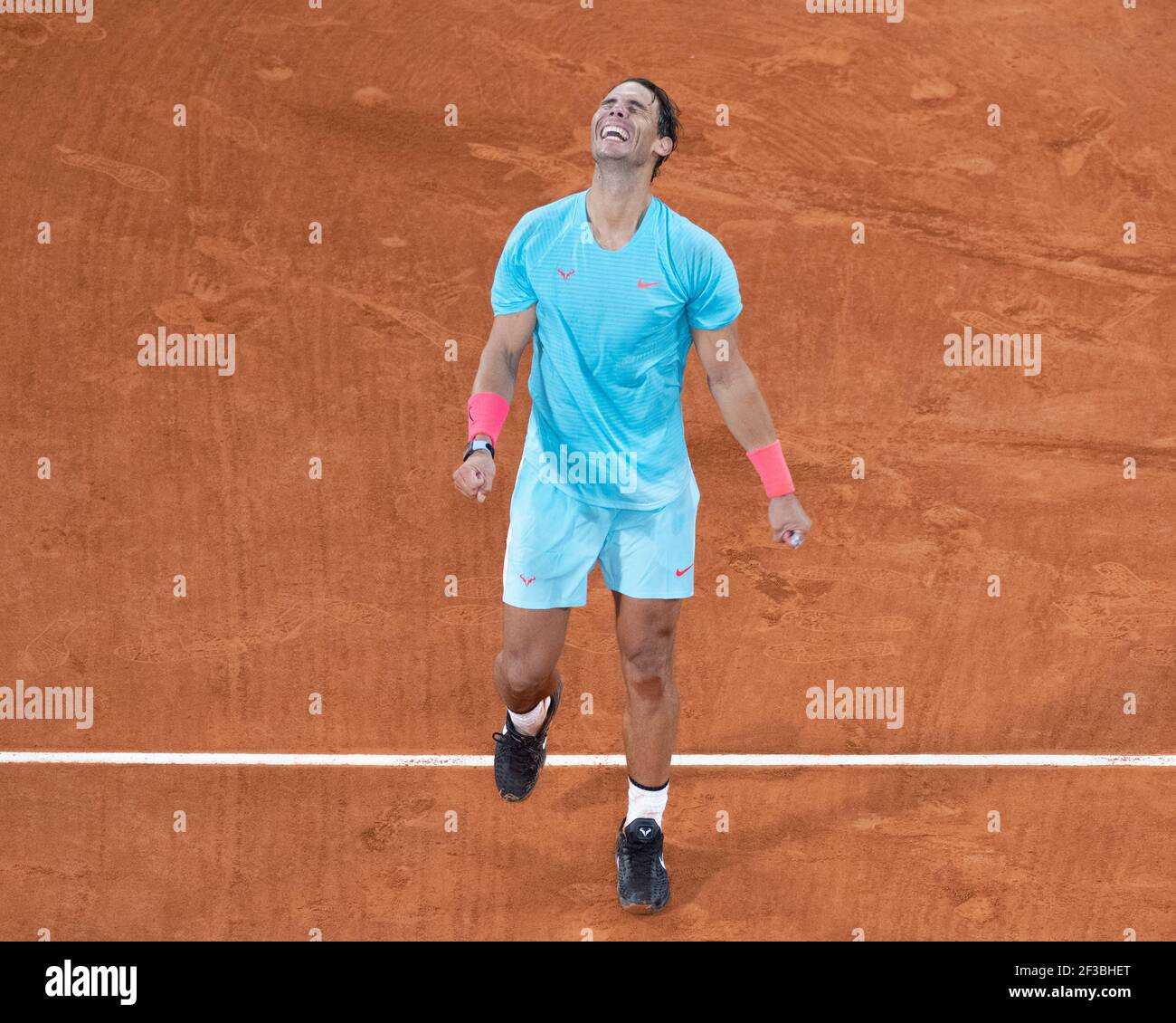 Il tennista spagnolo Rafael Nadal festeggia il suo 13° campionato, torneo francese Open 2020, Parigi, Francia. Foto Stock