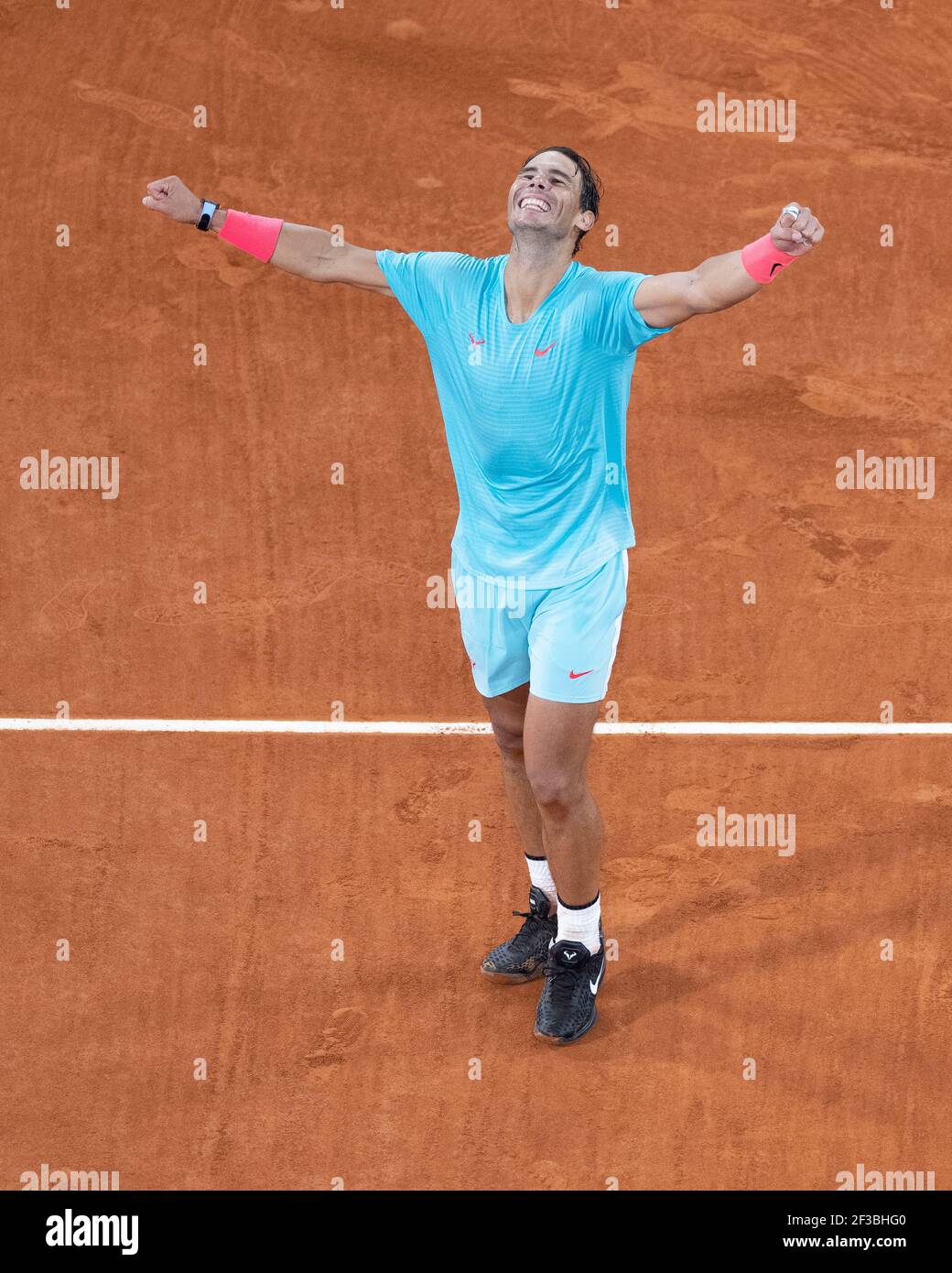 Il tennista spagnolo Rafael Nadal festeggia il suo 13° campionato, torneo francese Open 2020, Parigi, Francia. Foto Stock