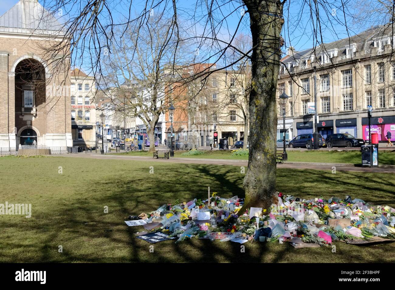 College Green, Bristol, Regno Unito. 16 Marzo 2021. Tributi floreali posati durante il riscatto della veglia per le strade di Sarah Everard, morto a Clapham. Le donne locali avevano tenuto una veglia nonostante le regole di blocco. Credit: JMF News/Alamy Live News Foto Stock