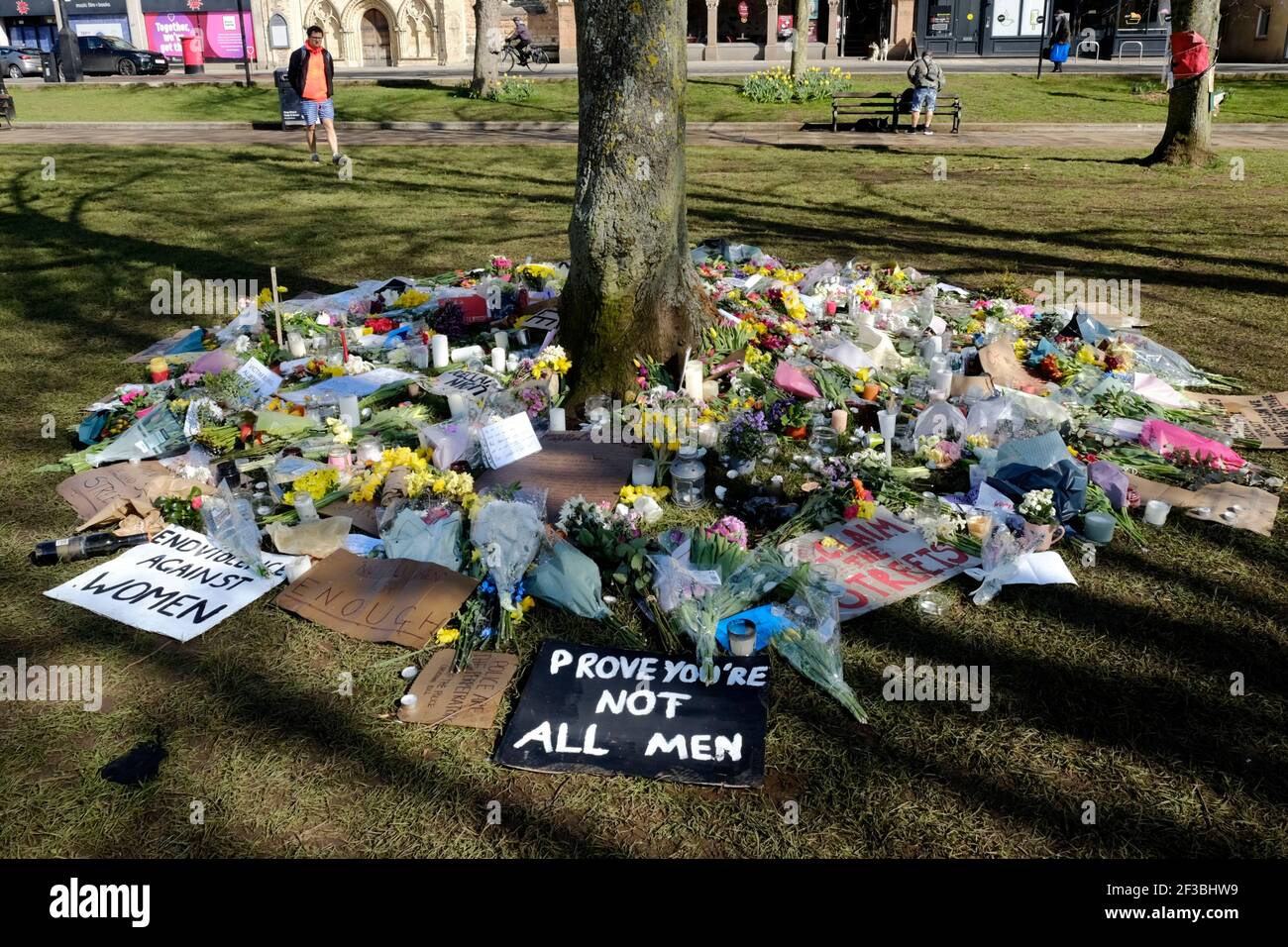 College Green, Bristol, Regno Unito. 16 Marzo 2021. Tributi floreali posati durante il riscatto della veglia per le strade di Sarah Everard, morto a Clapham. Le donne locali avevano tenuto una veglia nonostante le regole di blocco. Credit: JMF News/Alamy Live News Foto Stock
