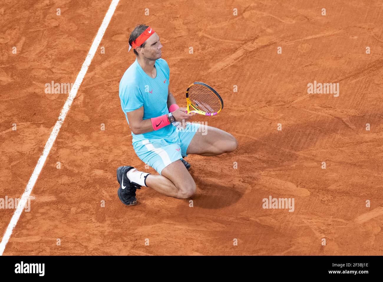 Il tennista spagnolo Rafael Nadal affondò in ginocchio per celebrare il suo 13° campionato, torneo francese Open 2020, Parigi, Francia. Foto Stock