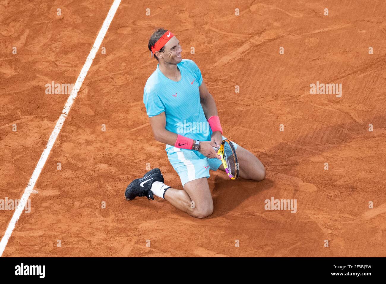 Il tennista spagnolo Rafael Nadal affondò in ginocchio per celebrare il suo 13° campionato, torneo francese Open 2020, Parigi, Francia. Foto Stock