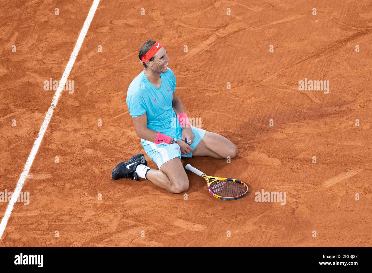 Il tennista spagnolo Rafael Nadal affondò in ginocchio per celebrare il suo 13° campionato, torneo francese Open 2020, Parigi, Francia. Foto Stock