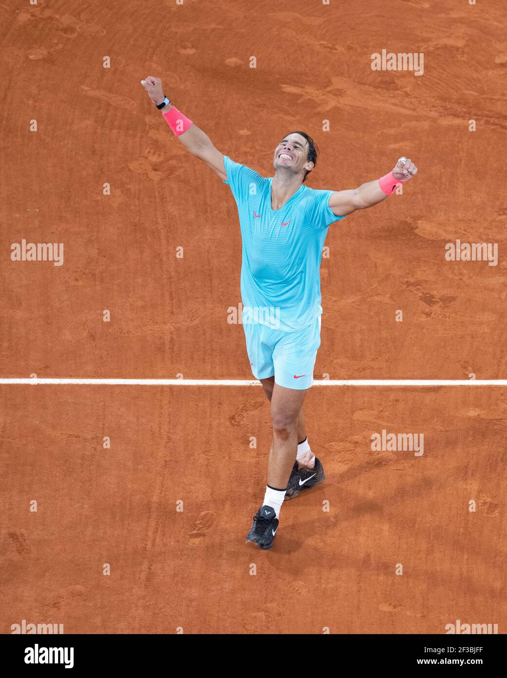 Il tennista spagnolo Rafael Nadal festeggia il suo 13° campionato, torneo francese Open 2020, Parigi, Francia. Foto Stock