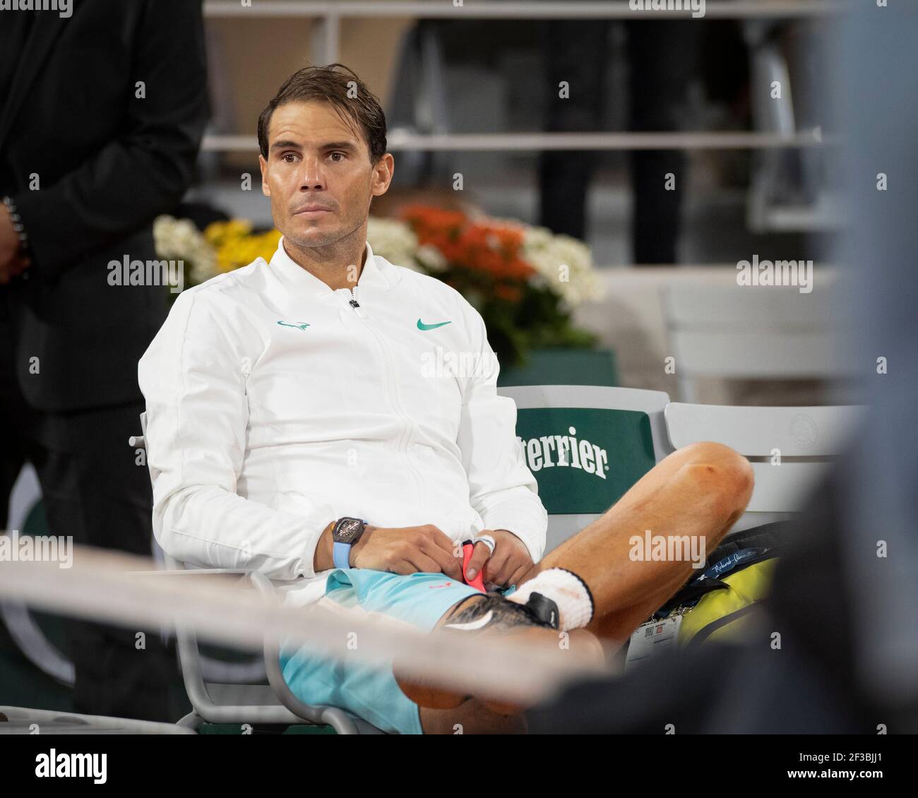 Il tennista spagnolo Rafael Nadal seduto sulla sedia in attesa del presentaion dopo aver vinto il suo 13. campionati, torneo di apertura francese 2020, Pa Foto Stock