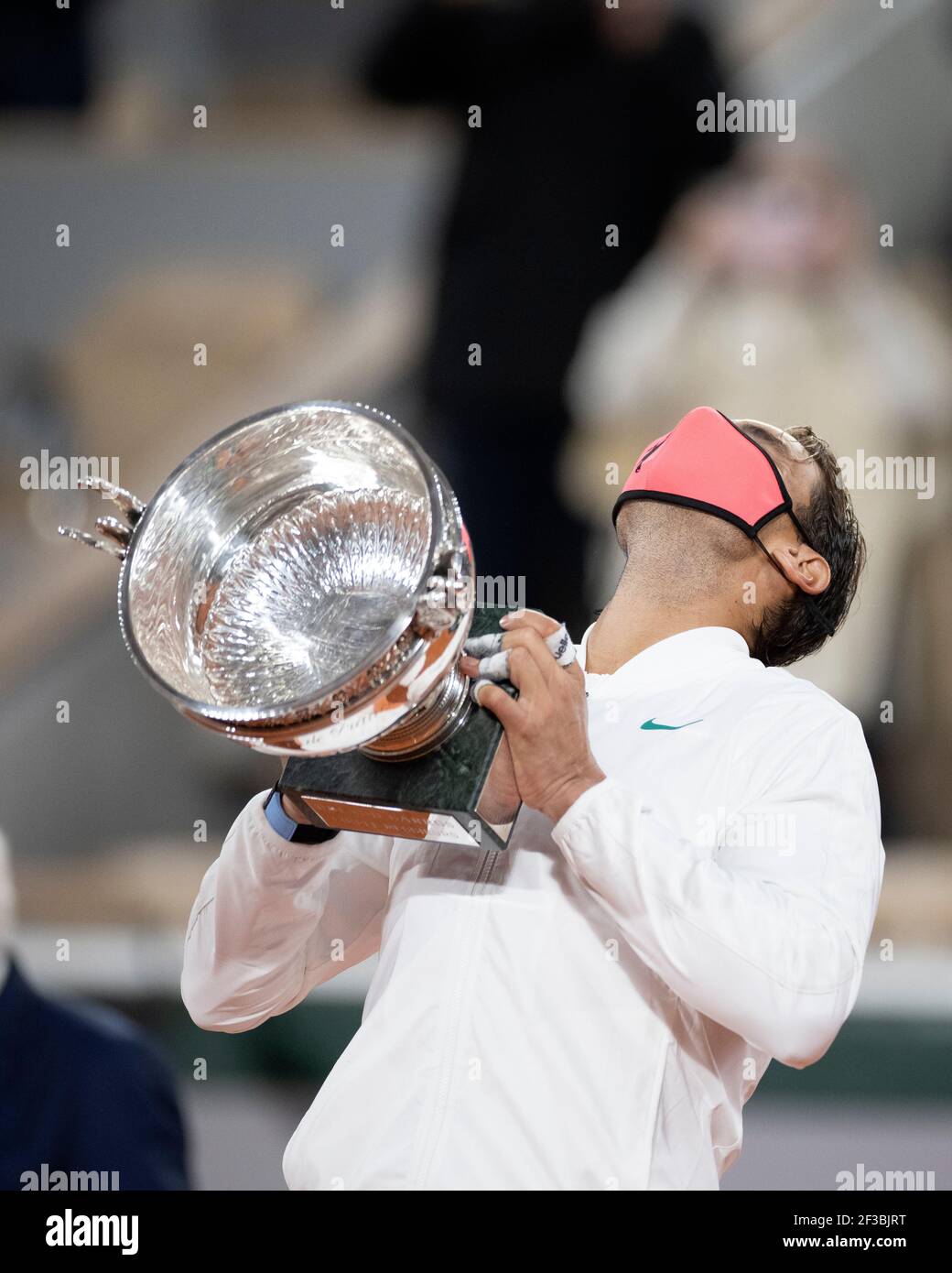 Il tennista spagnolo Rafael Nadal che tiene il trofeo dopo aver vinto il suo tredicesimo. championships, torneo francese Open 2020, Parigi, Francia. Foto Stock