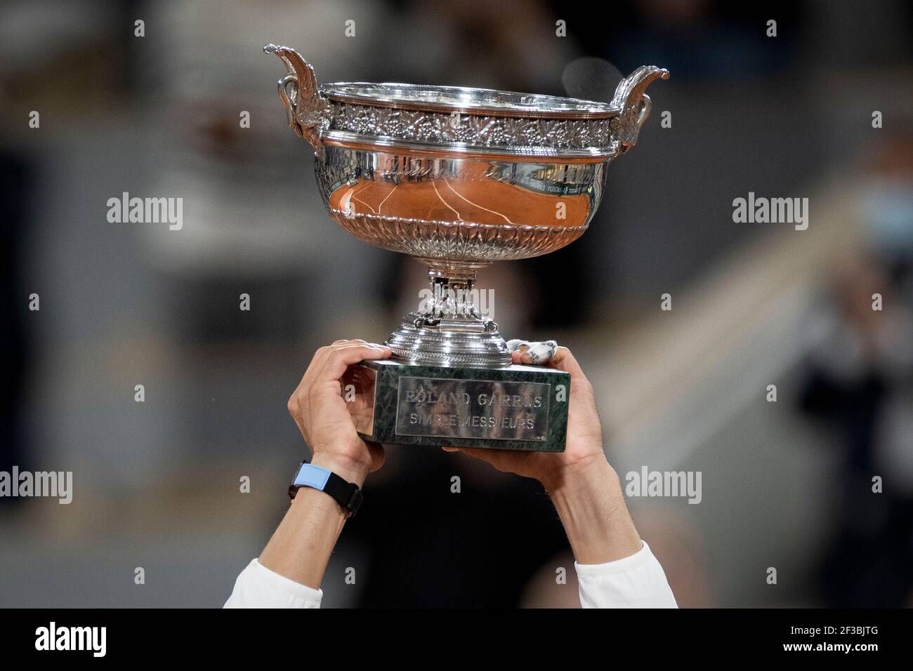 Mani di Rafael Nadal che tiene il trofeo in aria dopo aver vinto il suo 13. campionati, torneo di apertura francese 2020, Parigi, Francia. Foto Stock