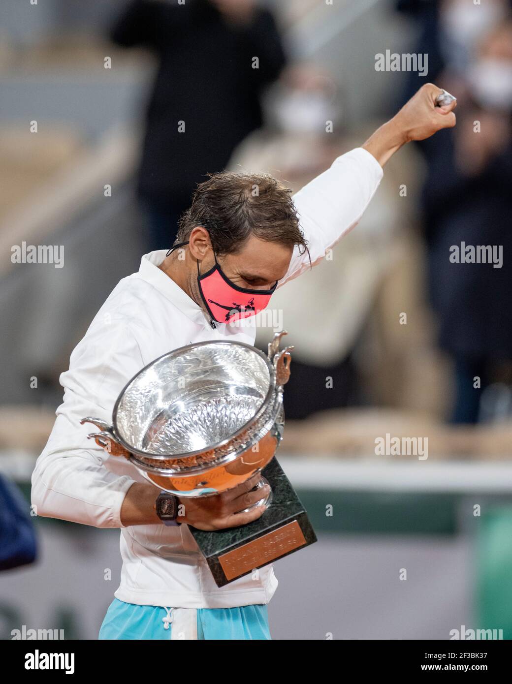 Il tennista spagnolo Rafael Nadal che tiene il trofeo dopo aver vinto il suo tredicesimo. championships, torneo francese Open 2020, Parigi, Francia. Foto Stock