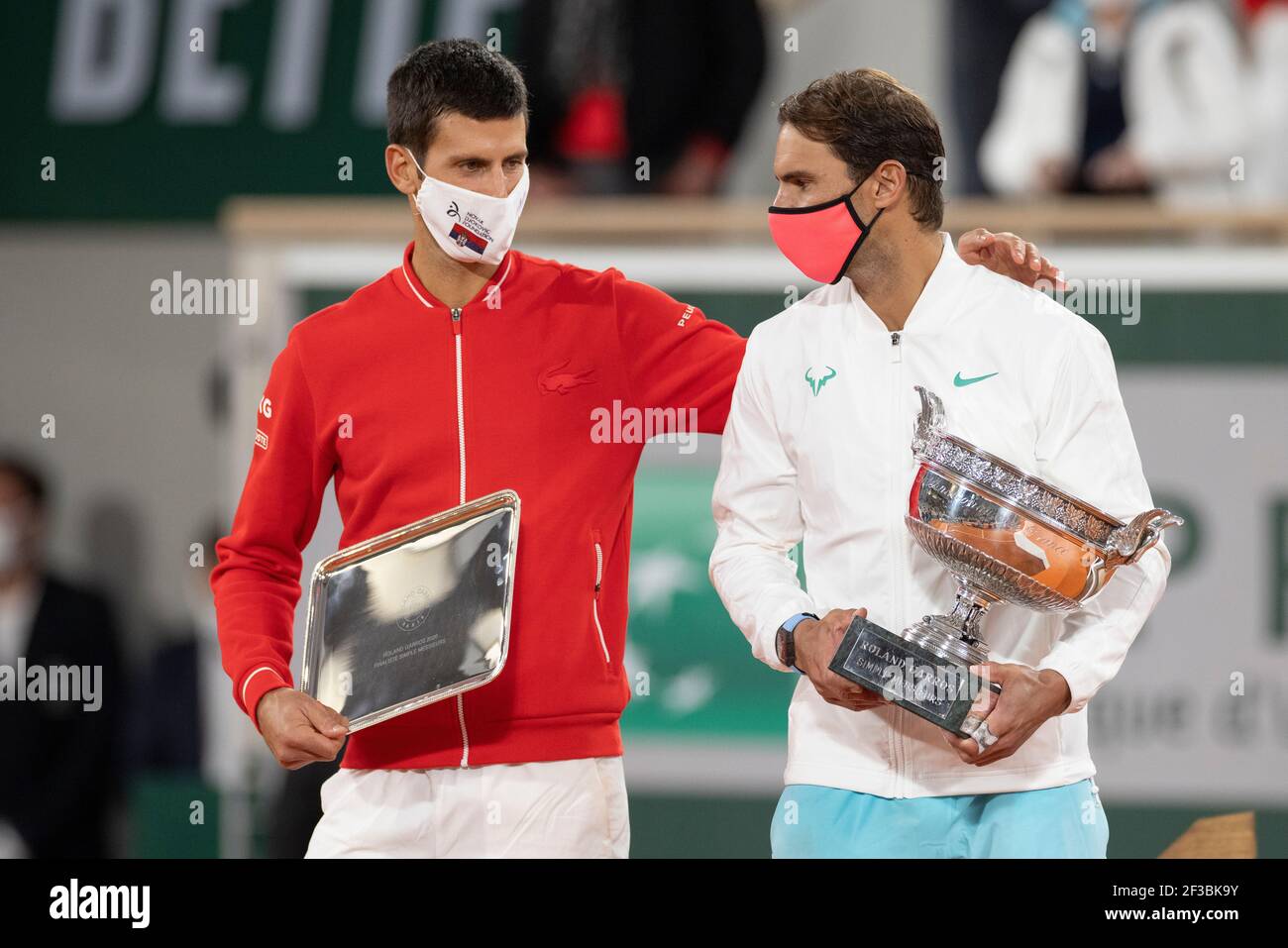 Secondo classificato Novak Djokovic (SRB) si congratula con Rafael Nadal per aver vinto il suo 13° campionato durante la presentazione al French Open Foto Stock