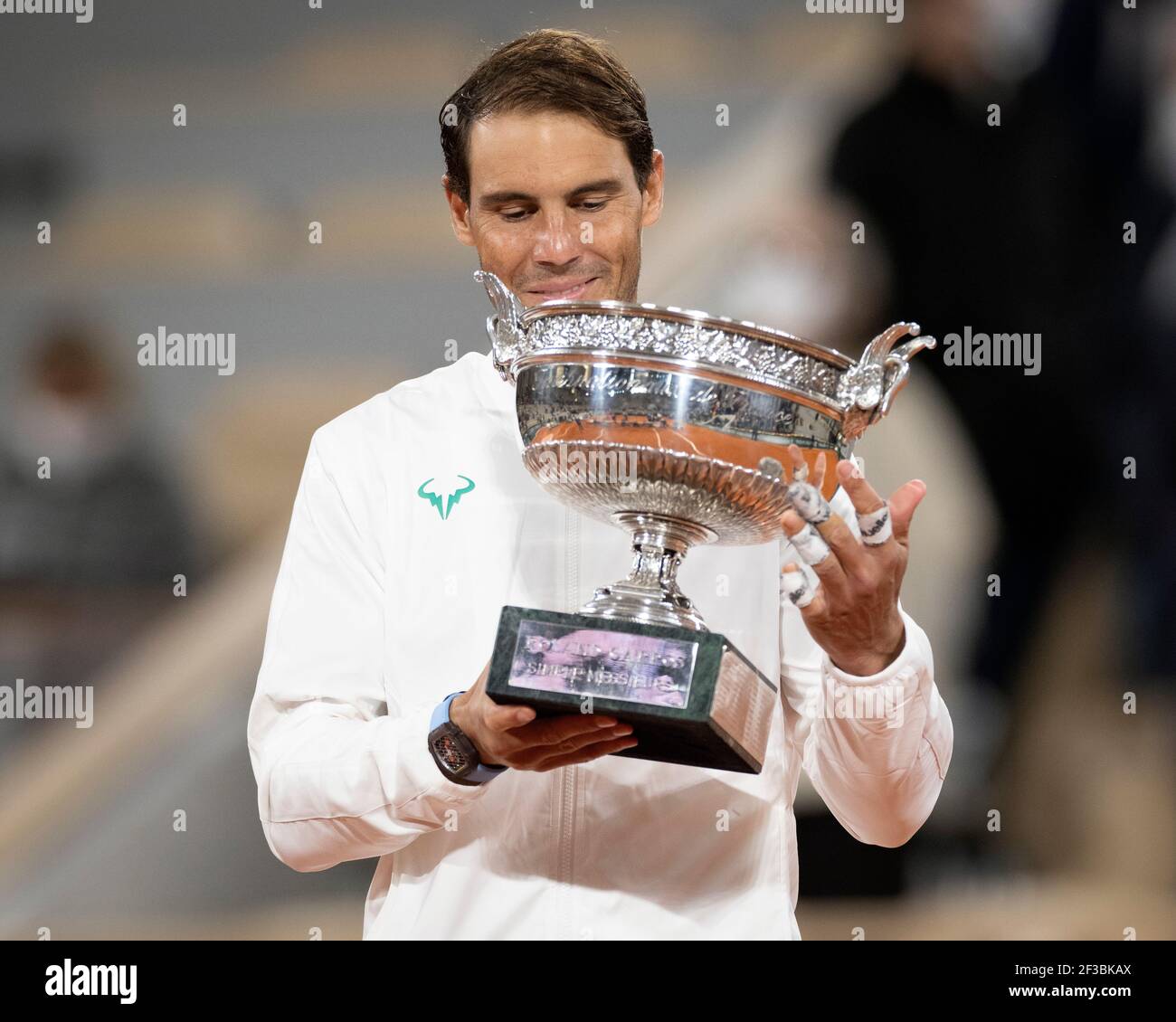 Il tennista spagnolo Rafael Nadal che tiene il trofeo dopo aver vinto il suo tredicesimo. championships, torneo francese Open 2020, Parigi, Francia. Foto Stock