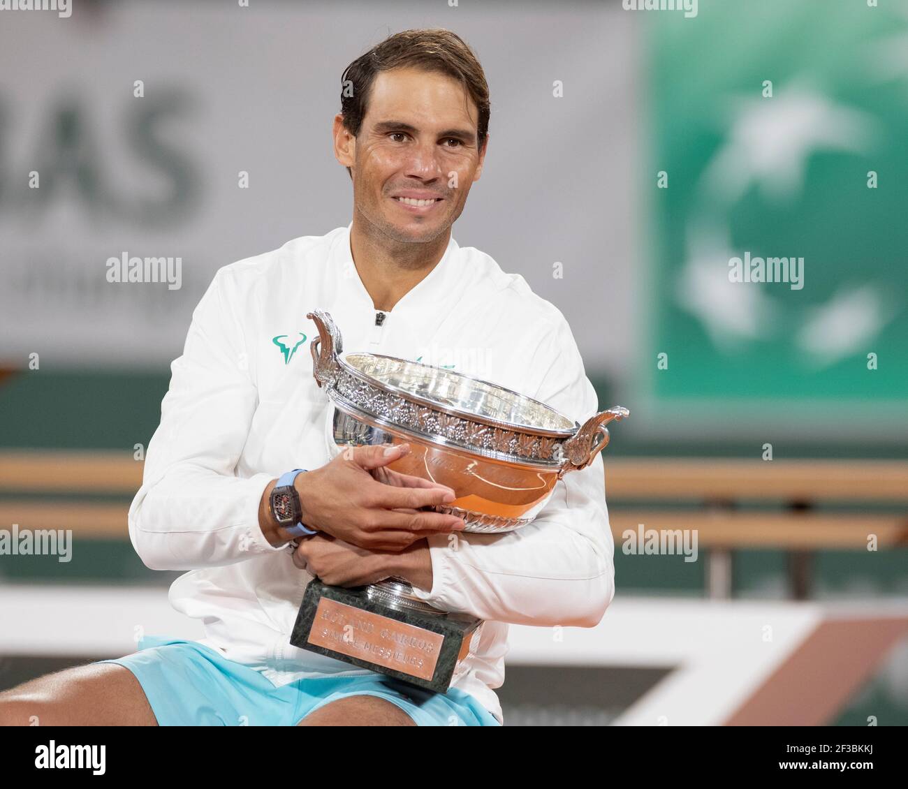 Il tennista spagnolo Rafael Nadal che tiene il trofeo dopo aver vinto il suo tredicesimo. championships, torneo francese Open 2020, Parigi, Francia. Foto Stock
