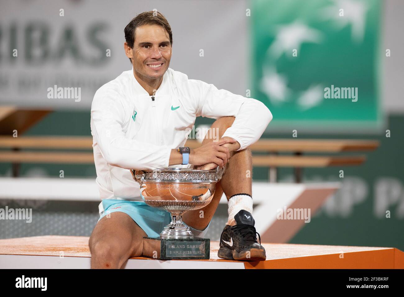Il tennista spagnolo Rafael Nadal che tiene il trofeo dopo aver vinto il suo tredicesimo. championships, torneo francese Open 2020, Parigi, Francia. Foto Stock