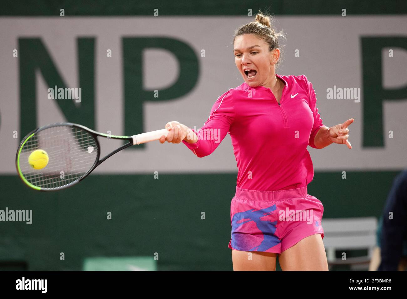 Il tennista rumeno Simona Halep che gioca a mano al torneo di tennis Open 2020 di Parigi, Francia. Foto Stock