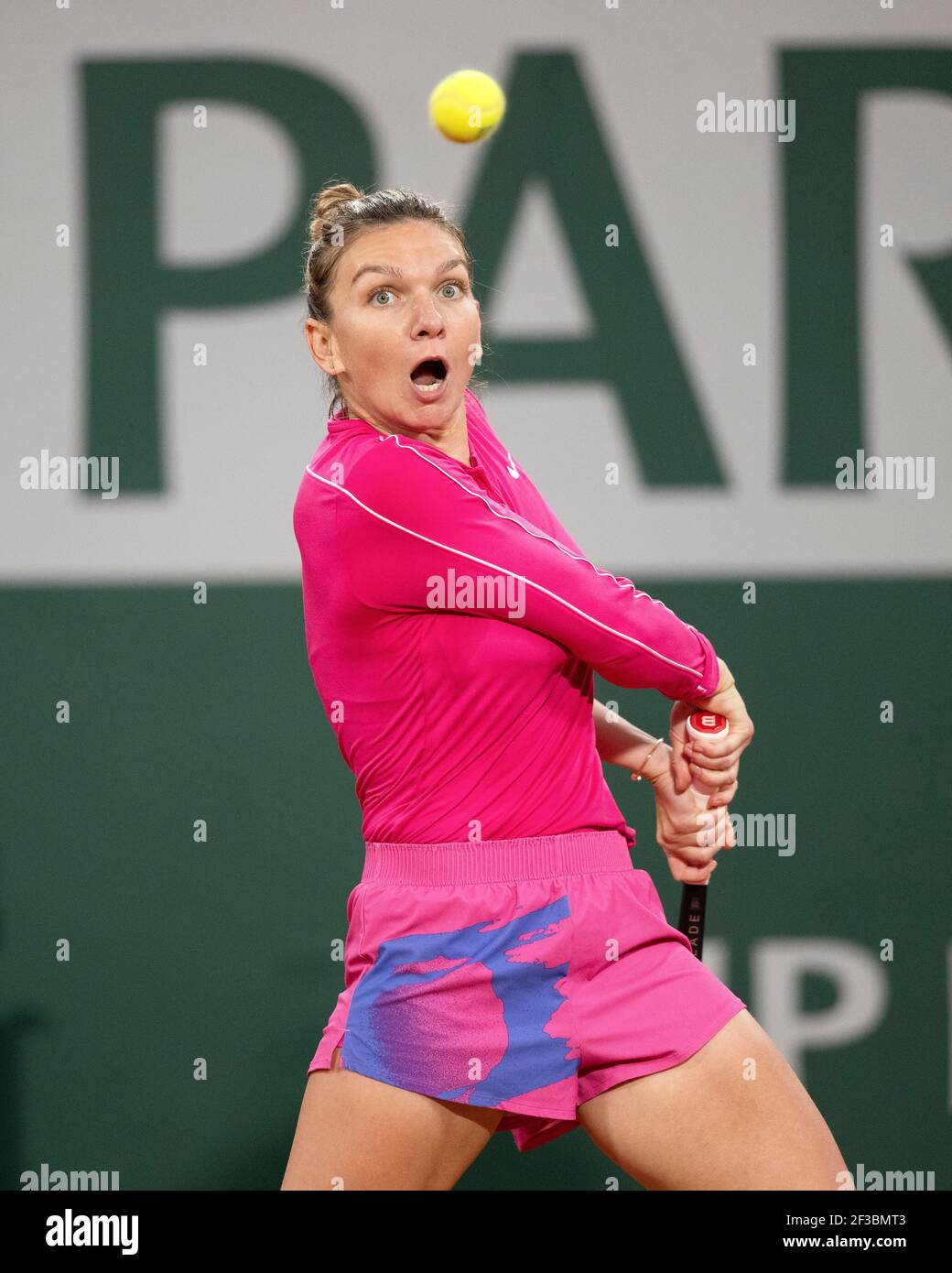 La giocatrice di tennis Roumanian Simona Halep ha girato a ritroso al torneo di tennis Open 2020 di Parigi, Francia. Foto Stock