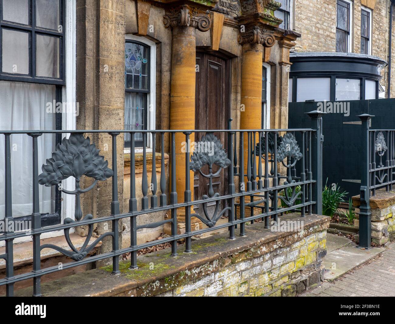 Ringhiere in ferro raffiguranti un albero di disegno in stile Arts and Crafts, Orchard House, Olney, Buckinghamshire, UK Foto Stock