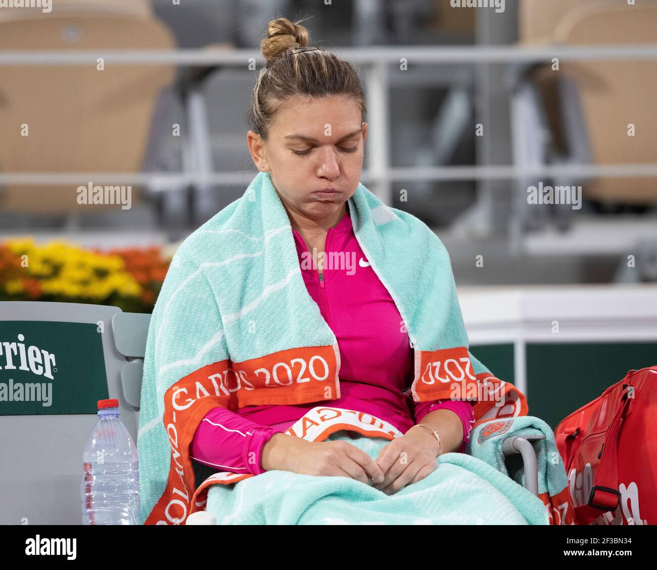 Il tennista roumaniano Simona Halep seduto sulla sua sedia facendo esercizi di respirazione durante la pausa al French Open 2020, Parigi, Francia, Europa. Foto Stock