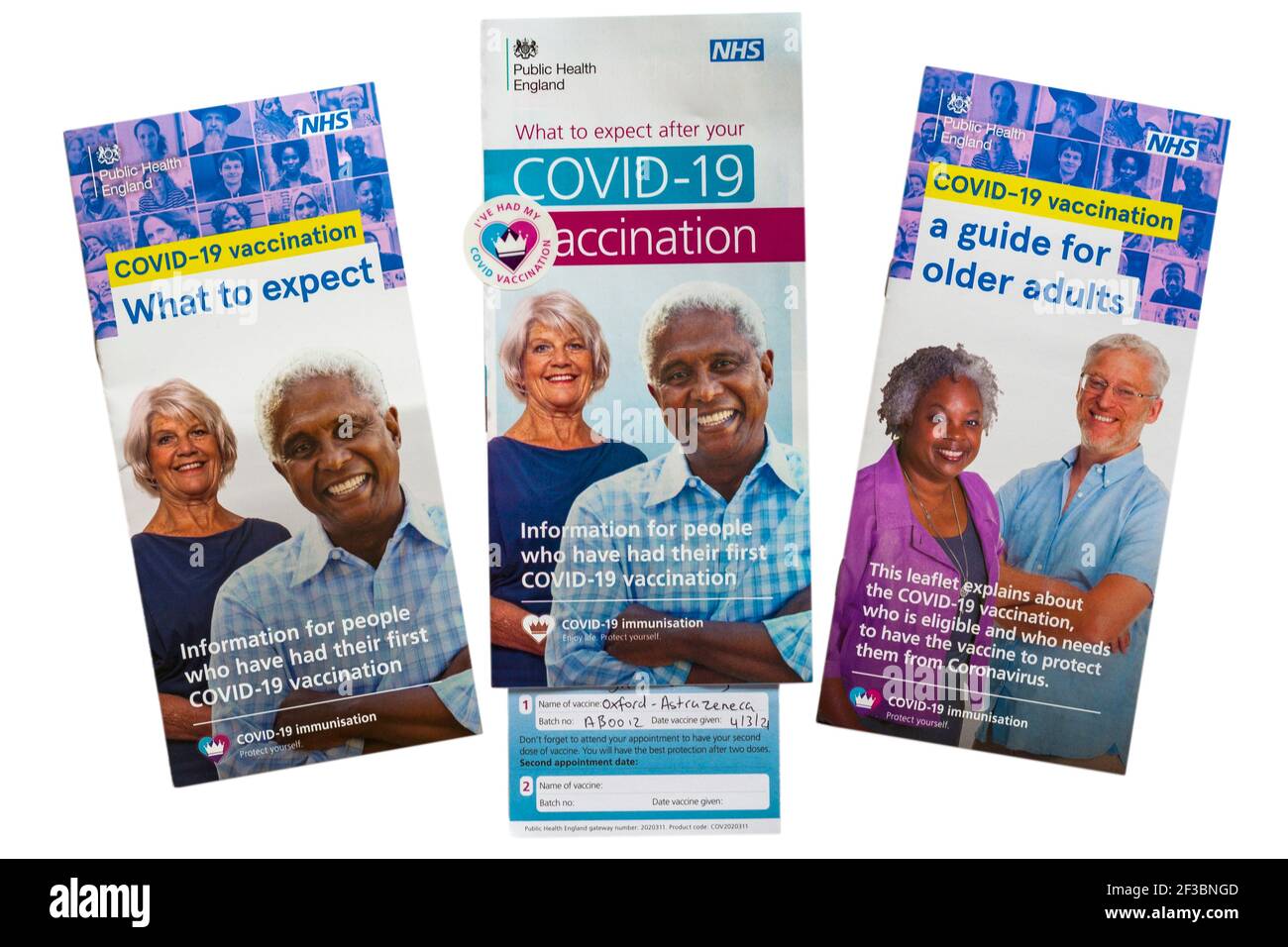 Fogli informativi sulla vaccinazione di Covid-19 dalla scheda di registrazione NHS e sulla vaccinazione, cosa aspettarsi dopo la vaccinazione di Covid-19, una guida per gli adulti più anziani Foto Stock