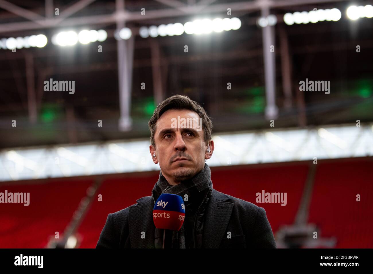 Gary Neville commentando per Sky Sports allo Stadio di Wembley Foto Stock