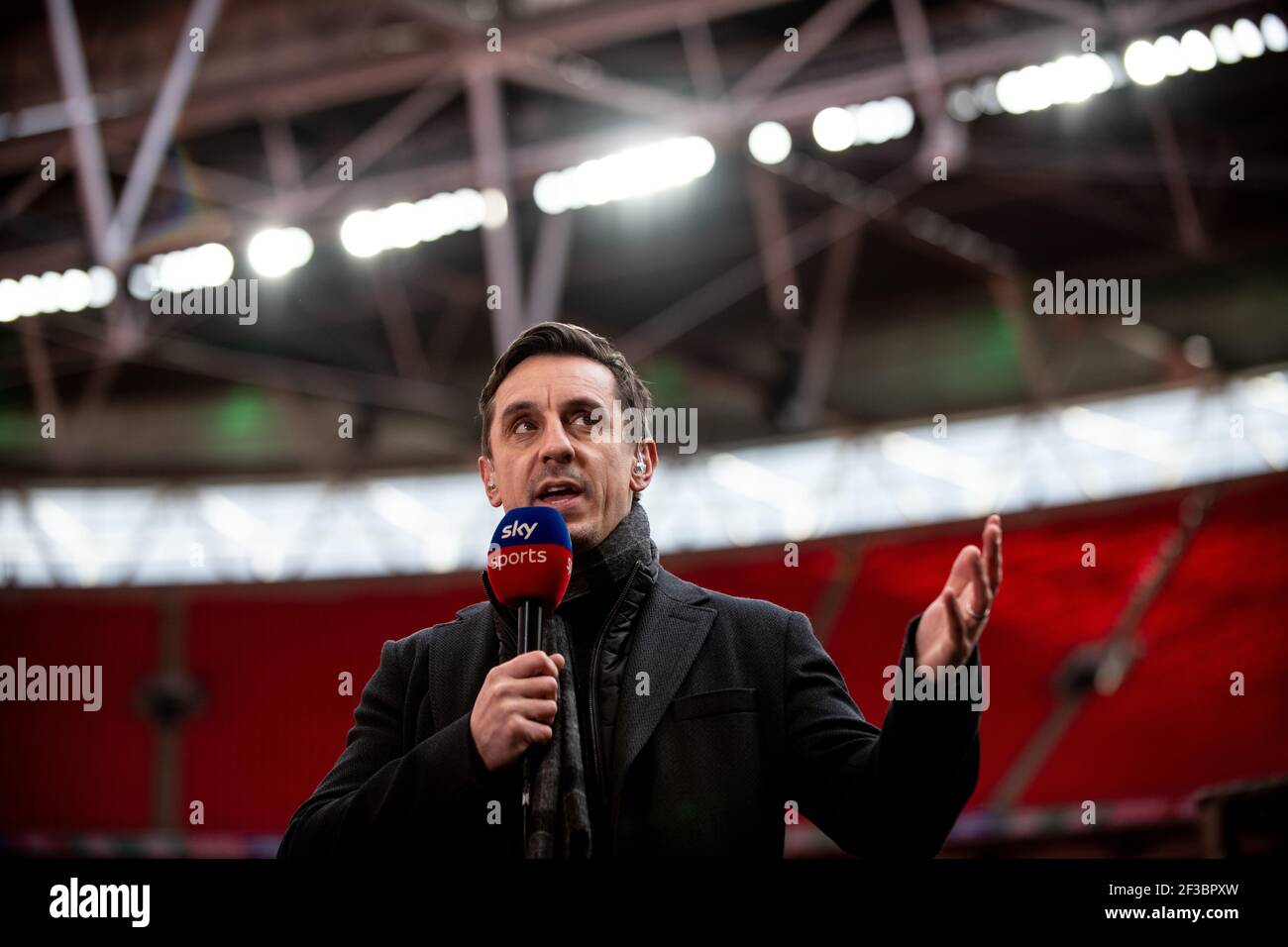 Gary Neville commentando per Sky Sports allo Stadio di Wembley Foto Stock