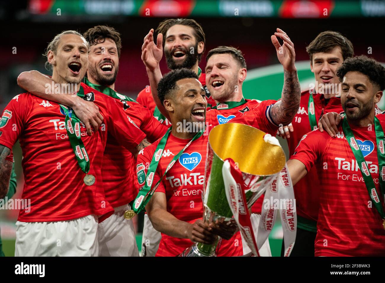 I giocatori del Salford City FC festeggiano la vittoria del Papa Johns fa Trophy 2020 dopo aver battuto Portsmouth 4-2 con le sanzioni. 13 marzo 2021. Stadio di Wembley. Foto Stock