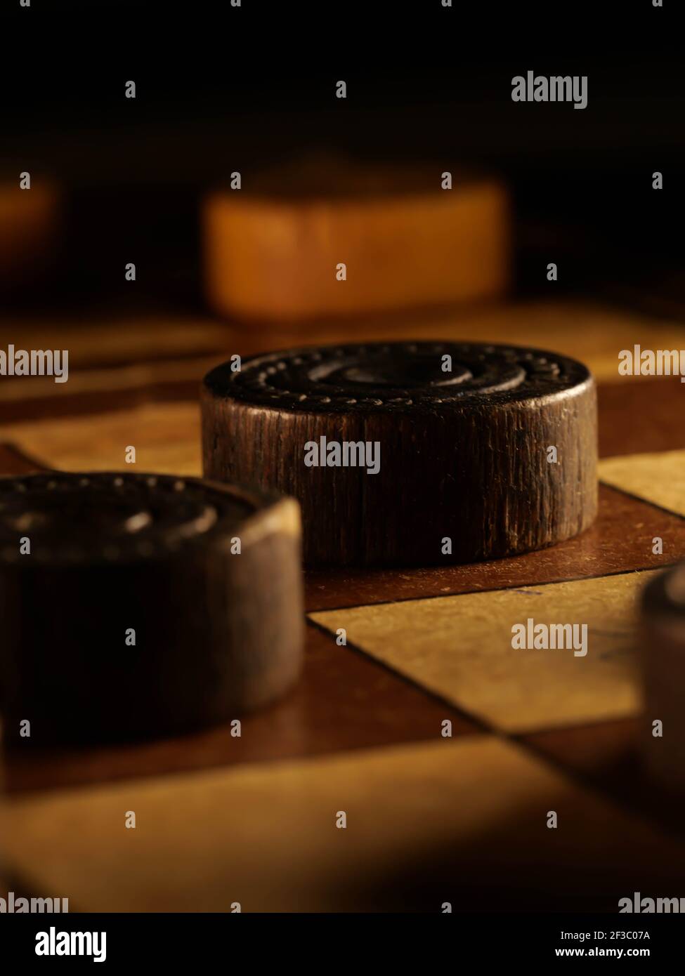 Scacchiera in legno d'epoca con scacchiera color marrone e crema. Foto Stock