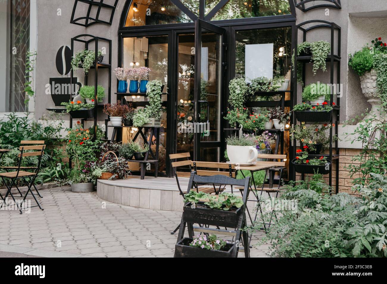 Un moderno eco-cafe naturale e studio di design in città e. luogo tranquillo per rilassarsi e datteri Foto Stock