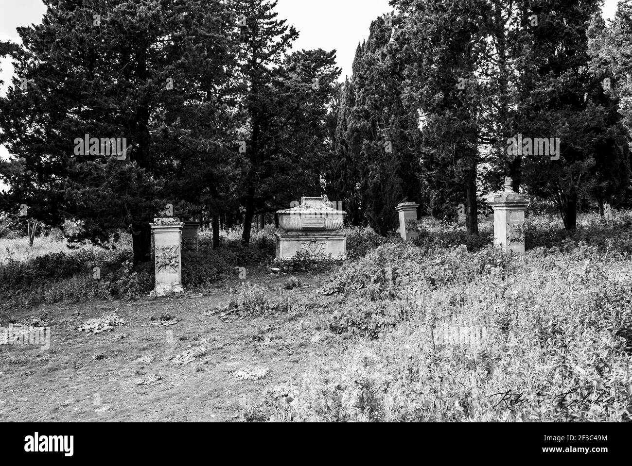 Una vista del cenotafe del Castello di Donnafugata tra alti e lussureggianti alberi, Itayl Foto Stock