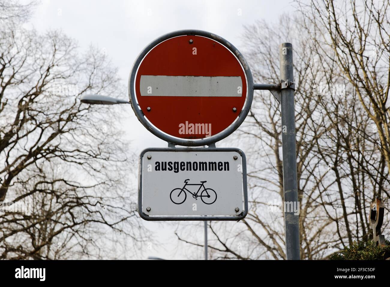 le indicazioni stradali rosse e bianche, la strada a senso unico, i veicoli a motore non sono autorizzati a passare, tranne le biciclette Foto Stock