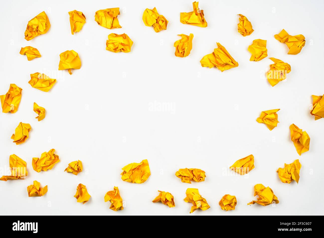 Nuovo concetto di idea. Un gruppo di palline di carta gialle sbriciolati su sfondo bianco con spazio per la copia Foto Stock