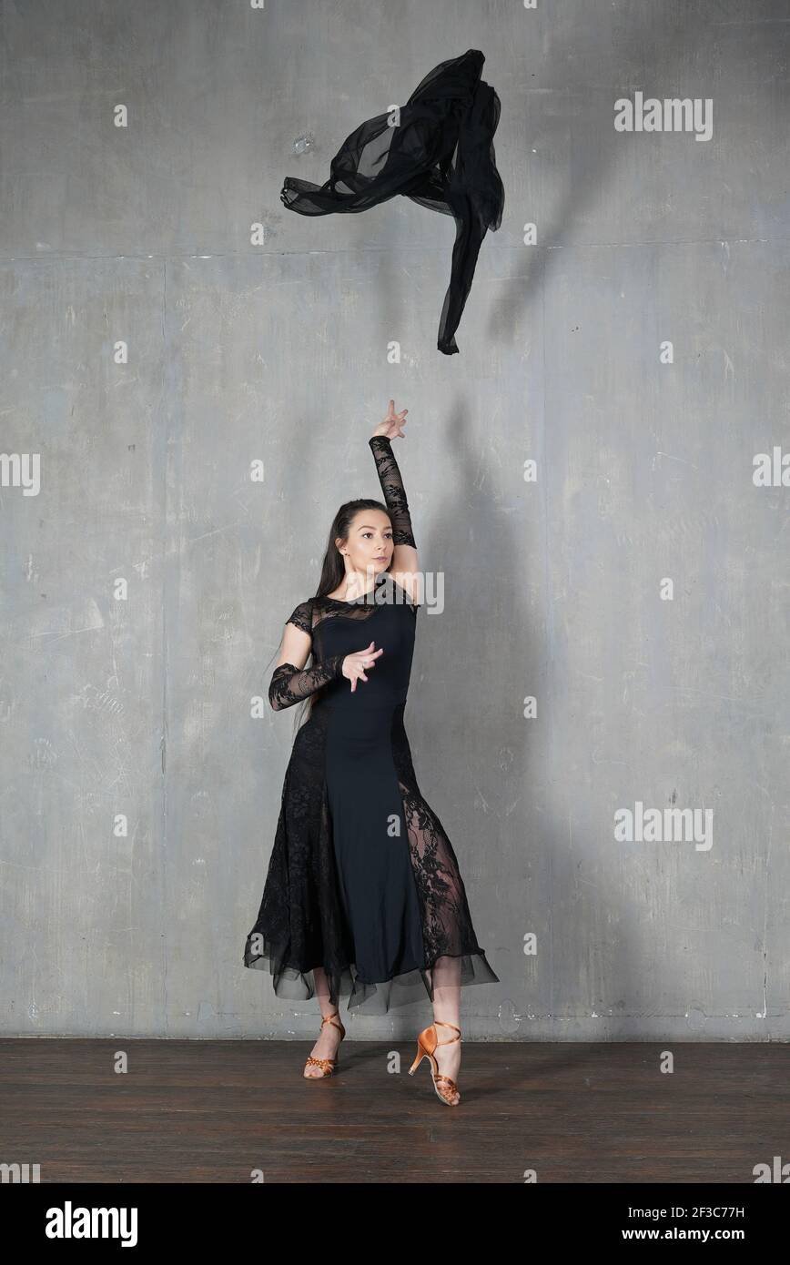 Donna ballerina in movimento con pezzo di tessuto Foto Stock