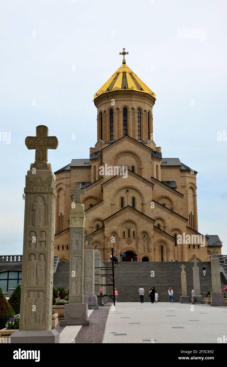 Passaggio pedonale d'ingresso alla chiesa ortodossa georgiana della Cattedrale della Santissima Trinità di Sameba Tbilisi, Georgia Foto Stock