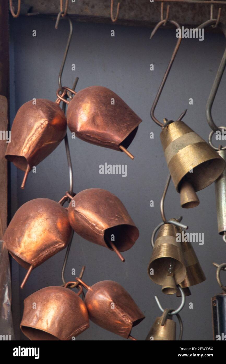 Campanelli in metallo di stile retrò per Cattles come mucche, pecore ecc  Foto stock - Alamy