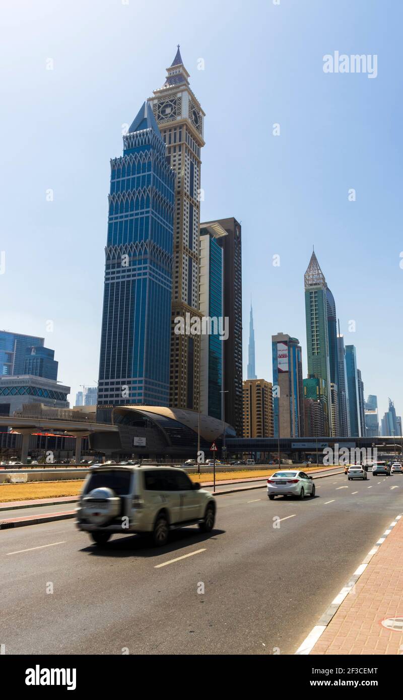 Strada principale di un Emirati Arabi Uniti, Shekh Zayed strada. Ripresa a Dubai. Molti edifici famosi possono essere visti come Burj Khalifa, edificio porta DIFC Foto Stock Strada principale di un Emirati Arabi Uniti, Shekh Zayed strada. Ripresa a Dubai. Molti edifici famosi possono essere visti come Burj Khalifa, edificio porta DIFC Foto Stock