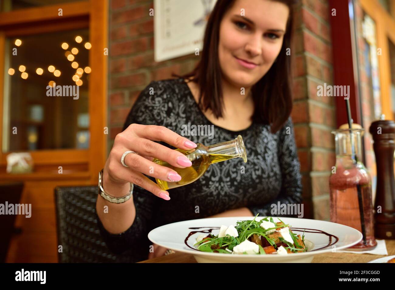 Cibo ristorante con ingredienti freschi - insalata di verdure con capra formaggio e rucola fresca Foto Stock