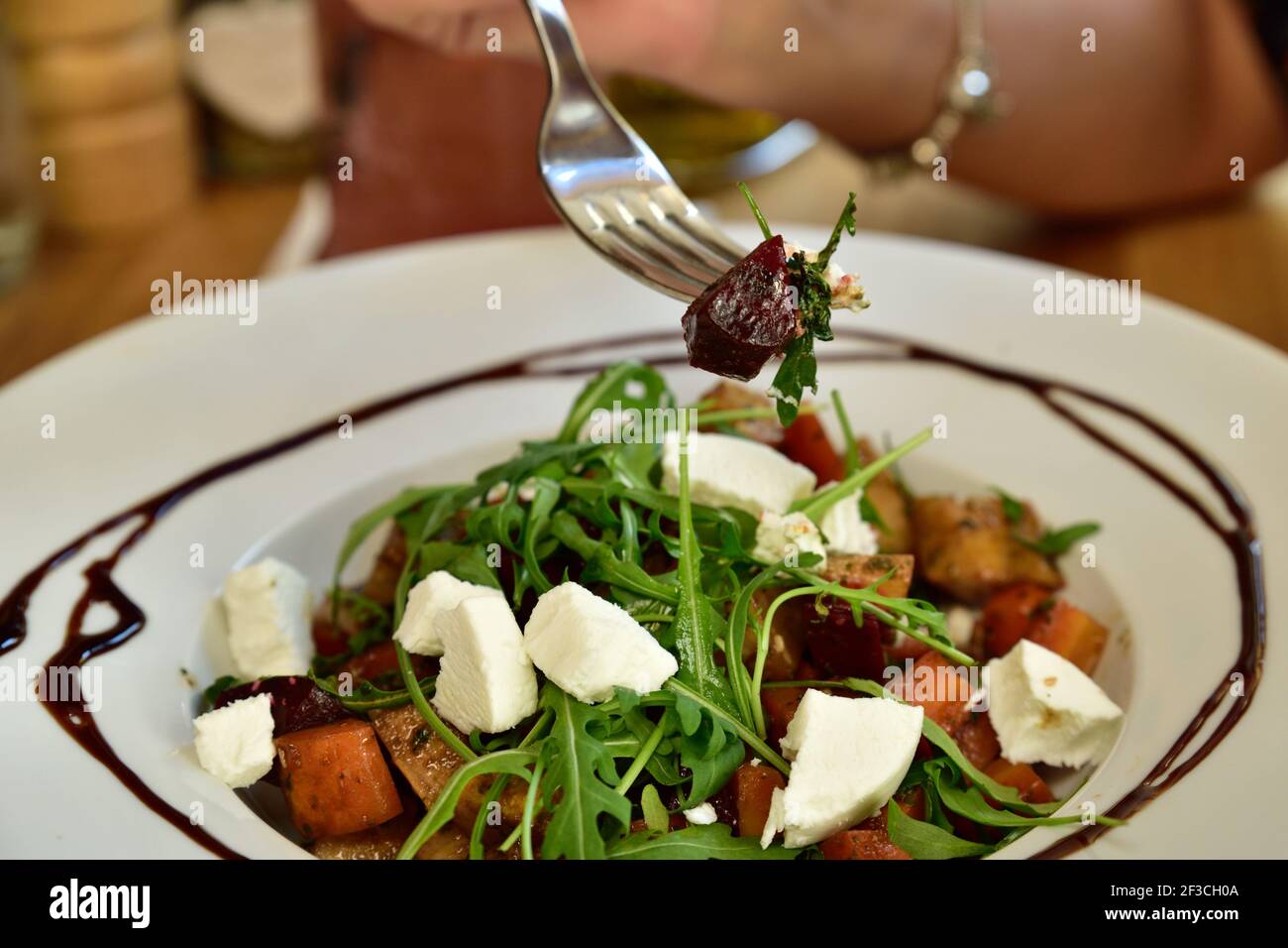 Cibo ristorante con ingredienti freschi - insalata di verdure con capra formaggio e rucola fresca Foto Stock