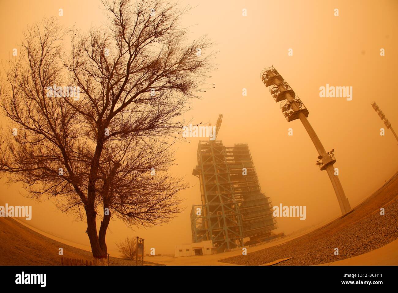 Foto mostra una forte tempesta di sabbia colpisce Jiuquan satellite Launch Center a Jiuquan City, nella provincia di Gansu, nella Cina nord-occidentale, il 15 marzo 2021. (Foto di /ChinaImages/Sipa USA) Foto Stock