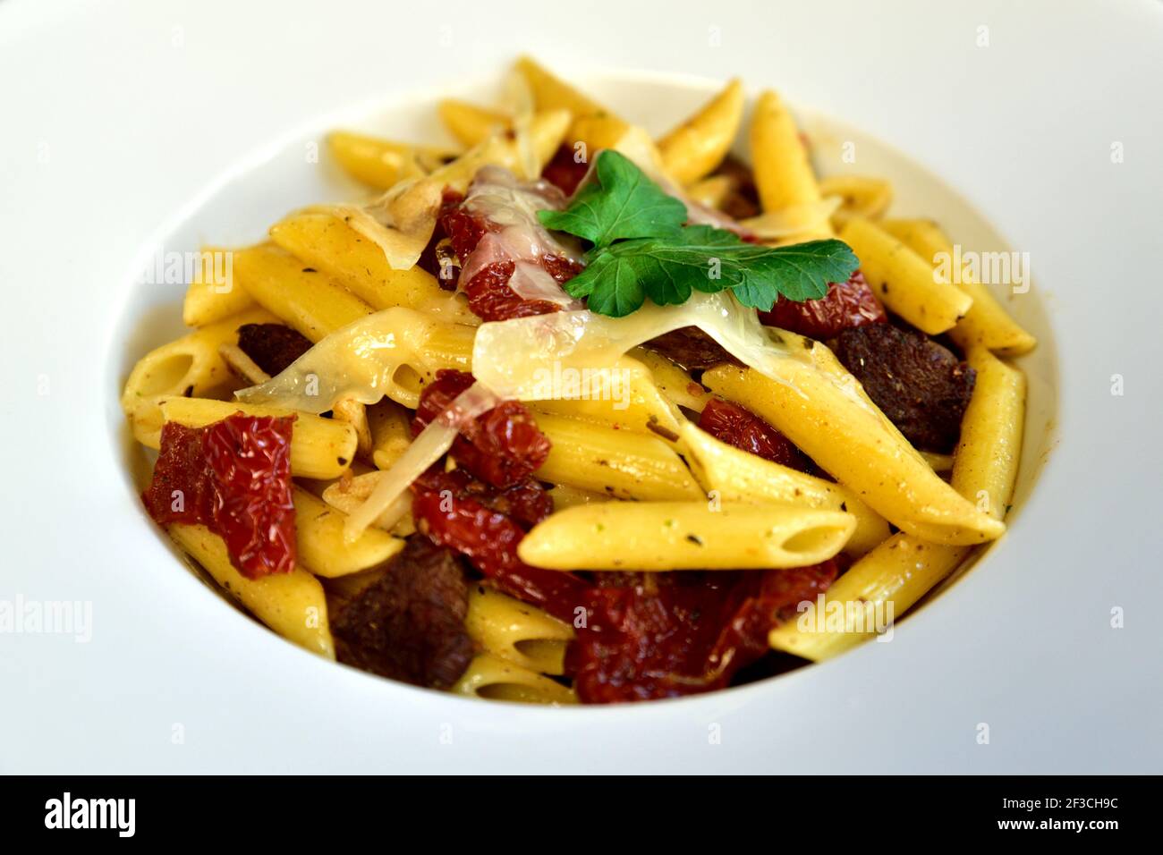 Cibo da ristorante con ingredienti freschi - pasta con pomodori secchi e parmigiano Foto Stock